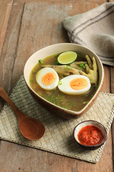 Traditionelles Indonesisches Essen Namens Soto Ceker Ayam Hühnersuppe Mit Hühnerbein — Stockfoto