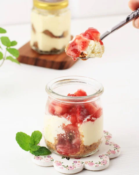Colher Mão Feminina Com Sobremesa Italiana Tradicional Vanilla Strawberry Panna — Fotografia de Stock