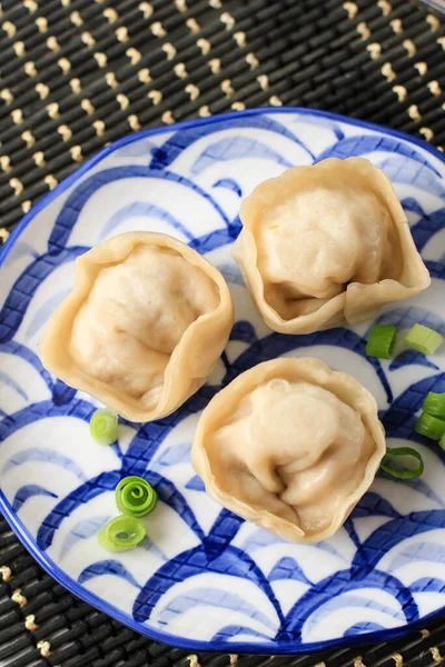 Närbild Kinesiska Ångade Ravioli Jiaozi Shuijiao Serveras Keramiska Plattan Med — Stockfoto