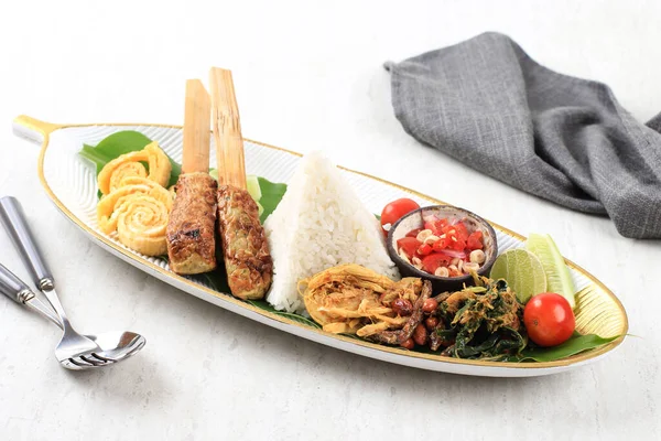 Наси Кампур Бали Балийское Блюдо Варитого Риса Форме Конуса Различными — стоковое фото