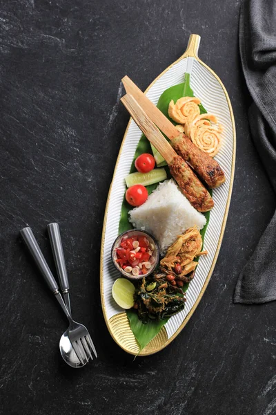Наси Кампур Бали Популярная Балийская Еда Риса Различными Гарнирами Подается — стоковое фото
