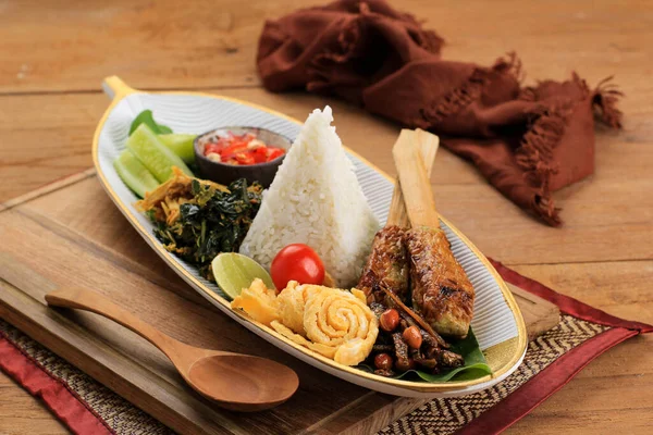 Nasi Campur Bali Comida Popular Balinesa Arroz Con Varios Platos — Foto de Stock