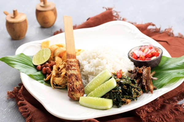 Наси Кампур Бали Популярная Балийская Еда Риса Различными Гарнирами Подается — стоковое фото
