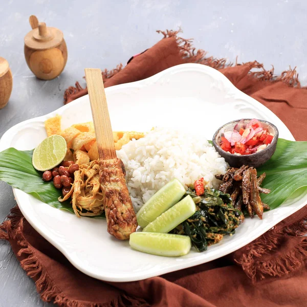 Наси Кампур Бали Балийское Блюдо Варитого Риса Форме Конуса Различными — стоковое фото