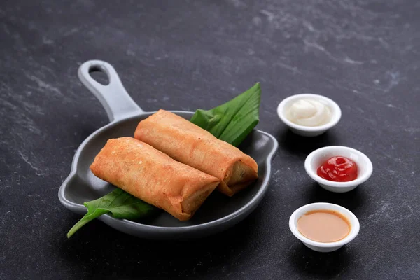 Rollos Primavera Fritos Populares Como Lumpia Popia Sirve Placa Cacerola —  Fotos de Stock