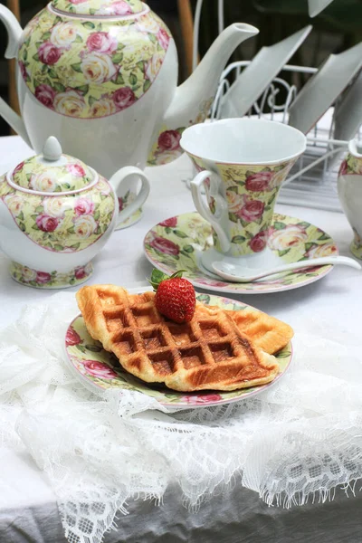 Ev yapımı Croissant Waflle ya da Croffle ile Çay Zamanı, Çilekli Ev Yapımı Taze Pişmiş