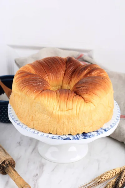 Yün rulo ekmek, ev yapımı Japon Brioche sütlü ve yün gibi güzel bir dokusu var. Pasta standında servis edildi, Beyaz Pastane kavramı