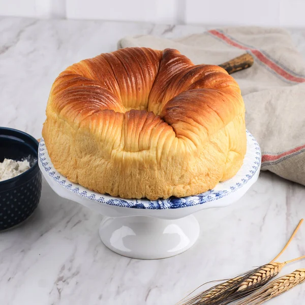 Yün rulo ekmek, ev yapımı viral ekmek ve yün gibi dokuları var. Pasta standında servis edildi, Beyaz Pastane kavramı