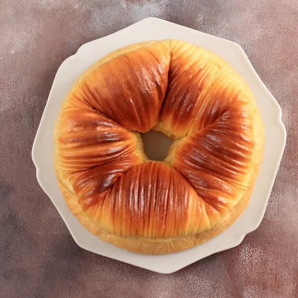 Top View Seçilmiş Odaklı Yün Yuvarlak Ekmek, Ev Yapımı Viral Japon Brioche Süt Ekmeği Yün Gibi Güzel Dokuya sahip. Gri Tabaka, Pembe Arkaplan ve Kopya Boşluğu Servisi