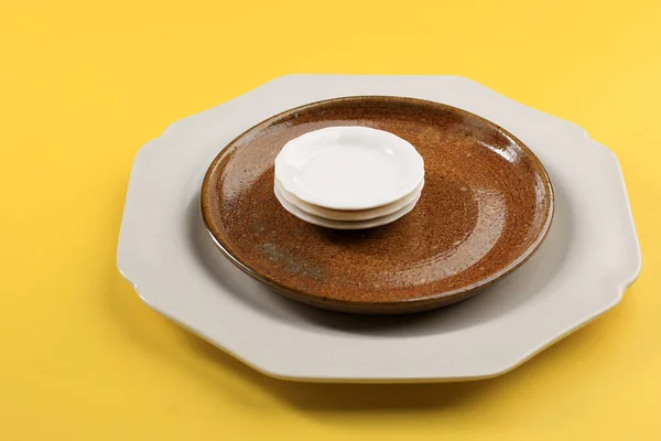 Stapelplatte Auf Gelbem Hintergrund Für Requisiten Für Die Lebensmittelfotografie Leer — Stockfoto