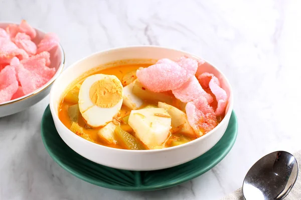 Lontong Sayur Padang, pirinç ezmeli sebze körisi, haşlanmış yumurtalı servis, metin için boşluk kopyala