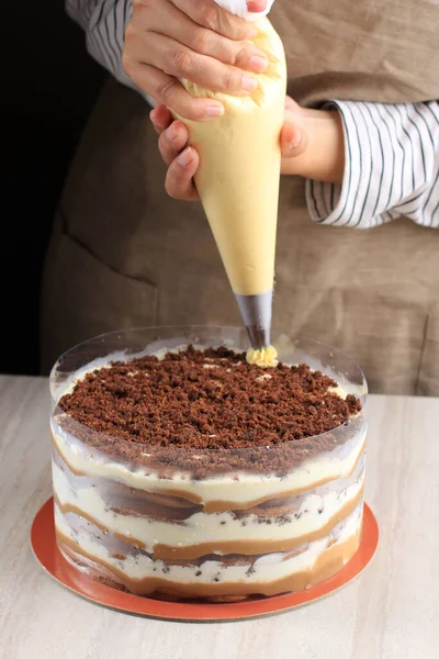 Female Asian Hand Decorating Tiramisu Swirl Mascarpone Using Piping Bag — Stock Photo, Image