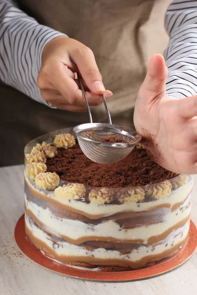 미무를 코콜라 파우더와 식탁에 케이크 전체가 — 스톡 사진