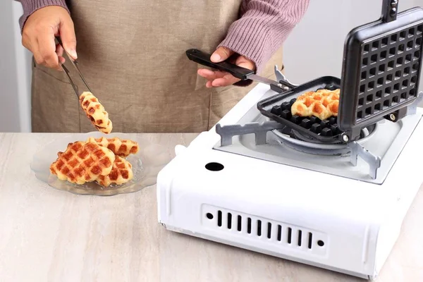 Chef Hand Take Croffle Stove Preparation Making Croissant Waffle Croffle — Stock Photo, Image