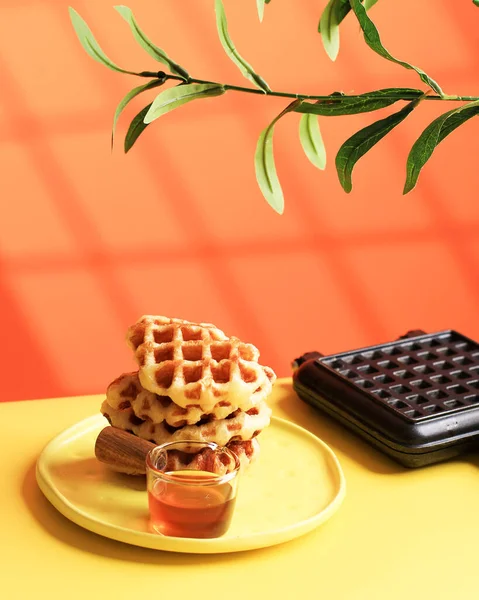 Waffle Croissant Empilhado Mesa Amarela Fundo Laranja Croffle Bolo Viral — Fotografia de Stock