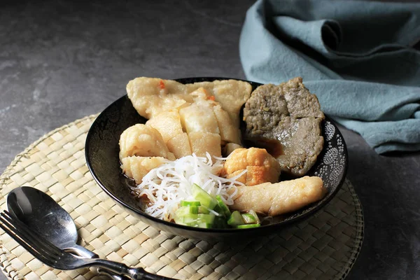 Pempek, Tatlı ve Ekşi Kuah Cuka (Cuko) veya Sirke Sosu ile servis edilen Balık ve Tapioca. Palembang, Endonezya 'dan Dish Popular..