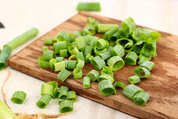 Dilimlenmiş, doğranmış taze soğan, salata soğanı, yeşil soğan veya ahşap doğrama tahtasında soğan, Adım adım pişirme 