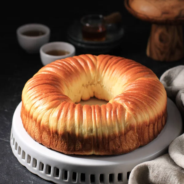 Yün Ekmek, pamuk yumağı şeklinde tatlı ekmek hamurudur. Çikolata ve ızgara peynirle dolu. Beyaz tabakta, siyah masada servis edilir. 