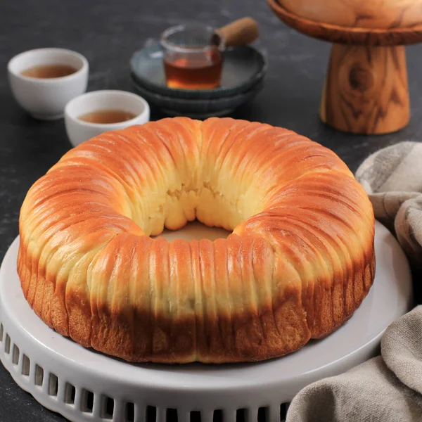 Seçici Odak Yün Yuvarlama Ekmeği, Çok Katmanlı ve Yün Gibi Görünen Bir Viral Brioche Ekmeği. 