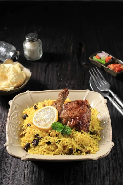 Nasi Briyani ya da kızarmış tavuk bacaklı Biryani Rice, Tipik bir Orta Doğu yiyeceğidir. Baharatlı Basmati Rice. Kabli, Kebuli, Mandhi, Kabsah Rice gibi. Genellikle Müslüman bayramında ya da Lebaran kutlamalarında servis edilir..