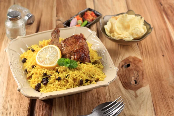 Seramik Tabakta Lezzetli Tavuk Biryani. Briyani Tabağı Güzel Hint Pirinç Tabağı. Kare Tabakta Lezzetli Kızarmış Baharatlı Tavuk Biryani Hüzünlü Hindistan, Arap ve Pakistanlı.