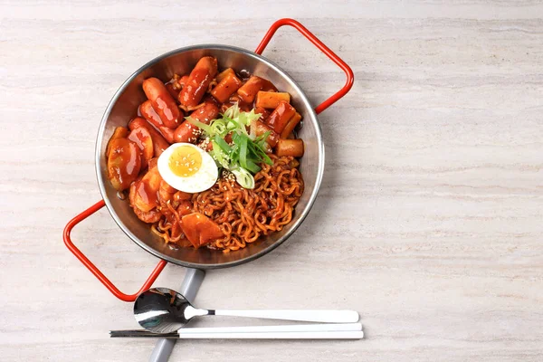 Rabokki Ramen Atau Mie Instan Korea Dan Tteokbokki Dengan Saus — Stok Foto