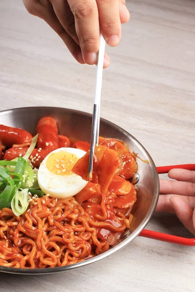 Asian Female Hand Eat Rapokki Atau Rabokki Tteokbokki Dengan Korean — Stok Foto