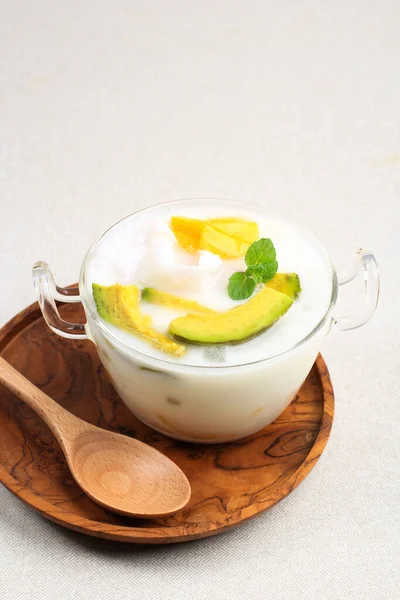 Es Teler, Es Campur, Endonezya 'nın meyve kokteyli. Avokado, Genç Hindistan cevizi eti, Jackfruit ve Basit şurup. Hindistan cevizi sütü veya yoğunlaştırılmış sütle servis edilir. Metin için Boşluğu Kopyala