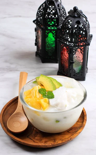 Es Teler, geleneksel Endonezya Buzlu Tatlısı Tatlı Hindistan cevizi suyunda tropikal meyveli kokteyl ve yoğunlaştırılmış süt kasesinde servis edilir.