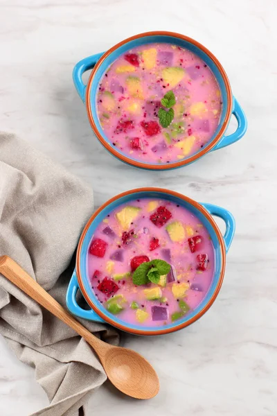 Top View Ready to Eat Sop Buah ya da Es Buah hindistan cevizi ya da basit şurupla karıştırılmış meyve suyu, Shaved Ice ile servis edilir ve konsantre süt eklenir. Buka Puasa (Kahvaltı) için popüler)