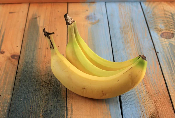 Banana Gialla Fresca Sul Tavolo Legno — Foto Stock