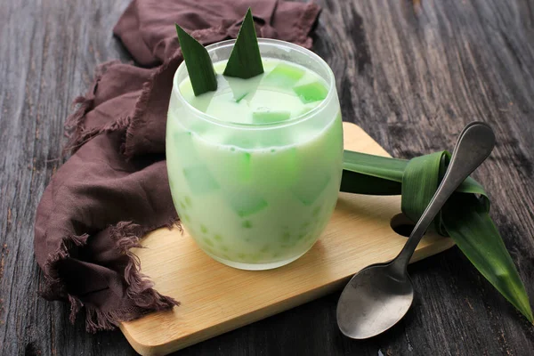 Seçilmiş Odak Noktası Bir bardak Buko Pandan, Philipnes Popüler Tatlısı, Jöle, Süt, Sago İncisi ve Parçalanmış Genç Hindistancevizi. Ramadhan Breakfast (Buka Puasa)