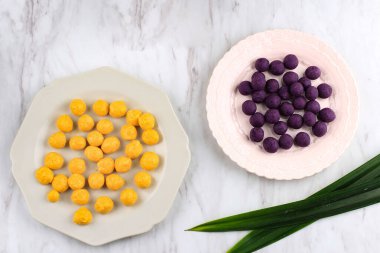 Seçili Odaklanma Üst Görünümü Çiğ Biji Salak Ubi Ungu ve Kabocha, Kaynamadan önce Sarı ve Mor Patates Biji Salak