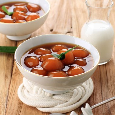 Biji Salak Kabocha (veya Candil), Ramazan Kahvaltısı sırasında Endonezya 'nın ünlü tatlısıdır. Tatlı Patates ya da Sarı Balkabağı Kabocha Toplarından yapılır. Yanında Palm Sugar şurubu ve Hindistan cevizi sütü ile..