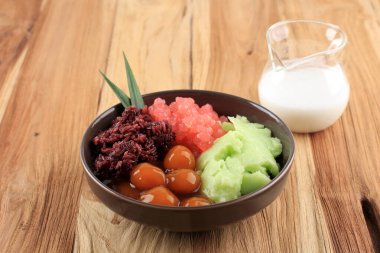 Bubur Campur Madura ya da Madurian karışık lapası, çeşitli içerikli. Oruç sırasında Endonezya 'da popüler ya da Takjil Kahvaltısı için Lebaran.