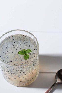 Es Selasih Sarang Burung, Lychee ve Shredded Konyaku ile Tatlı Basil Tohumu Tatlısı 