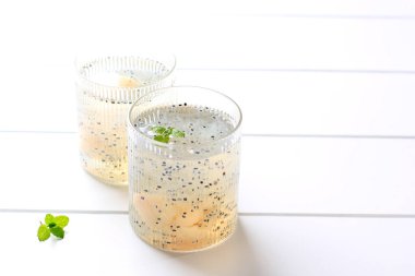 Kuş Yuvası Buzu ya da Es Sarang Burung, Parçalanmış Jöle, Basil Tohumu, Lyche, Basit Şurup ve Nata de Coco 'dan yapılmış Endonezya Geleneksel İçeceği. İftar Ramazan ya da Takjil 'le ünlüdür.