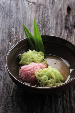 Putu Mayang ya da Petulo, Endonezya Geleneksel Pirinç Un İplikçiklerinden yapılmış Hindistan cevizi sütü ve Palm Sugar şurubuyla servis edilen bir top şeklinde kıvrılmış.