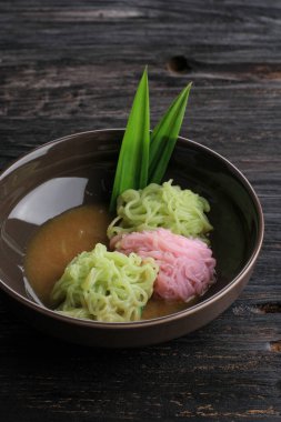 Putu Mayang ya da Petulo, Endonezya Geleneksel Pirinç Un İplikçiklerinden yapılmış Hindistan cevizi sütü ve Palm Sugar şurubuyla servis edilen bir top şeklinde kıvrılmış.