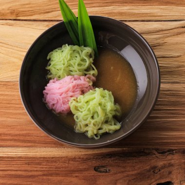 Putu Mayang ya da Petulo, Endonezya Geleneksel Pirinç Un İplikçikleri, Gıda Boyası ile bir top şeklinde kıvrılmış, Hindistan cevizi sütü ve Palm Sugar Syrup ile servis edilir. Üst Görünüm 