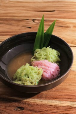 Putu Mayang ya da Petulo, Endonezya Geleneksel Pirinç Un İplikçiklerinden yapılmış Hindistan cevizi sütü ve Palm Sugar şurubuyla servis edilen bir top şeklinde kıvrılmış.