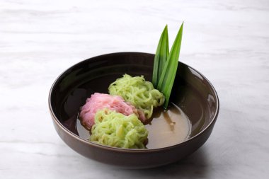 Putu Mayang ya da Petulo, Endonezya Geleneksel Pirinç Un İplikçiklerinden yapılmış Hindistan cevizi sütü ve Palm Sugar şurubuyla servis edilen bir top şeklinde kıvrılmış.