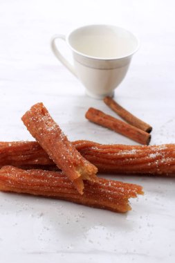 Şeker serpiştirilmiş Churro Çubuğu, Beyaz Arkaplanda Kopya Boşluğu ile izole edilmiş