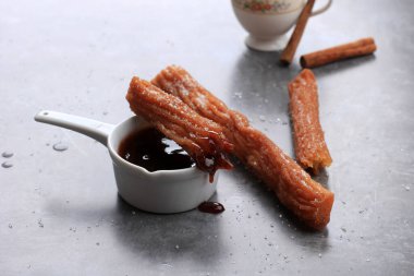 Çikolata soslu Churro ya da Churro, çay ile servis edilir.