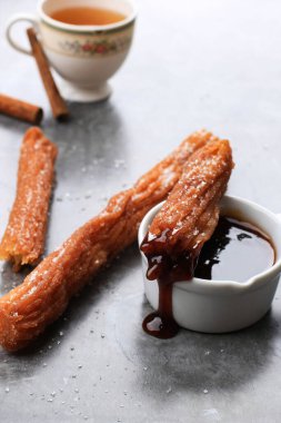 Churros 'u Kapat veya Churro ile Çikolata Sosu Reçeli, Çay ile Servis