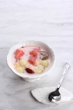 Sop Buah ya da Es Buah Hindistan cevizi ya da basit şurupla karıştırılmış, buzla servis edilmiş ve kremalı sütü eklemek için yoğunlaştırılmış sütle karıştırılmış.