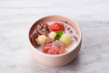 Ximilu veya Es Campur Hongkong, Jöle, Tapioca İncisi, Su Karpuzu, Kavun, Tatlı Fesleğen Tohumu (Selasih), ve Hindistan cevizi sütü veya Yoğunlaştırılmış Süt, Metin İçin Yer Kopyala