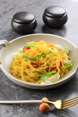 Mie Glosor veya Mie Gelosor. Parlak Sarı Erişte Bogor, Batı Java 'da popülerdir. Tapioca veya Sagoo undan (Aci) yapılmış erişte ile Ramadhan 'da Kahvaltı İçin Halk Takjil karışımı.