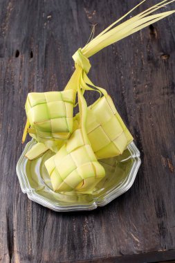 Ketupat Lebaran Kabuğu Hindistan cevizi Yaprağından yapılır 