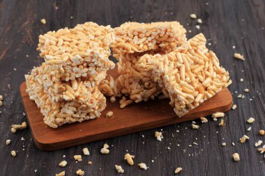 Kue Gipang, Jipang, Bipang veya Teng teng Beras, Endonezya 'nın geleneksel gevreğidir. Tatlı ve çıtır çıtır